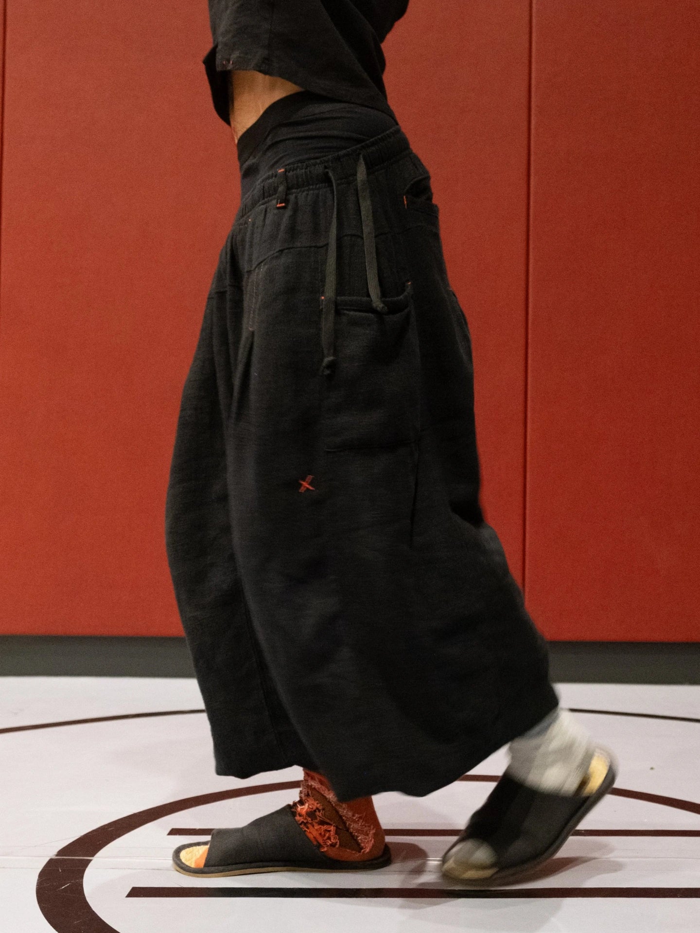 16-PANEL FLAX PLEATED WIDE-LEG PANTS | WASHED BLACK